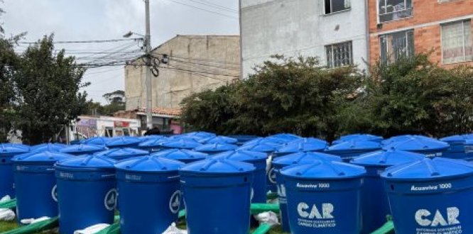 La CAR, en articulación con la Alcaldía Local de Usme, entregó 100 kits para la recolección y almacenamiento de aguas lluvias a familias campesinas de la localidad. La CAR, en articulación con la Alcaldía Local de Usme, entregó 100 kits para la recolección y almacenamiento de aguas lluvias a familias campesinas de la localidad.