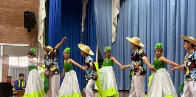 Presentación de grupo de danzas en el festival intercolegiado