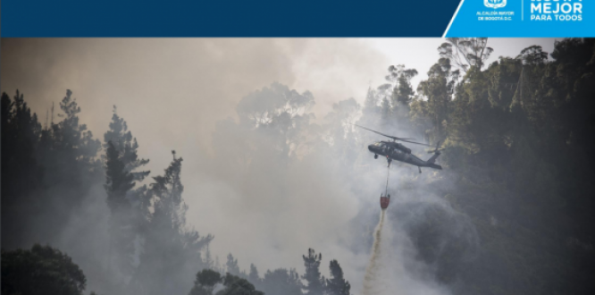 Foto elicoptero apagando incendio