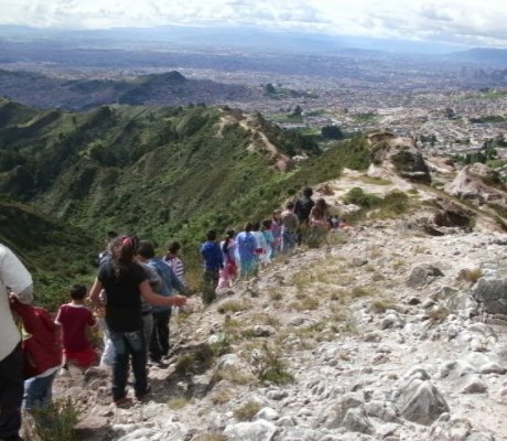 Entrenubes es un Parque Ecológico Distrital de Montaña, localizado en el extremo suroriental de Bogotá y forma parte del grupo de cerros y montes que como estribaciones de la cordillera oriental de Los Andes le dan una característica propia al paisaje de la ciudad